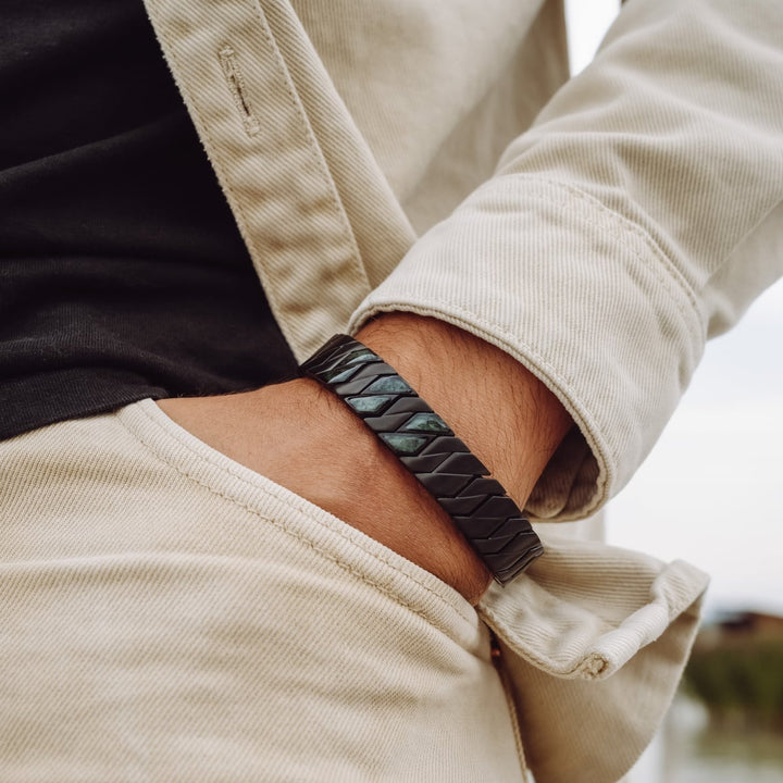 "Baritone" armband in een strakke marmer en zwarte stijl, casual gedragen.