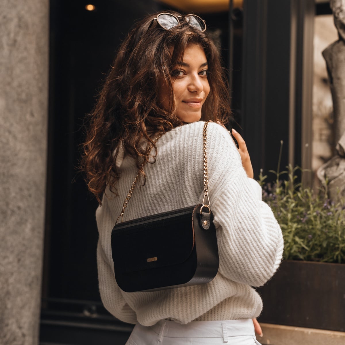 "Ivay VEGAN Black Maple", a stylish vegan black maple handbag with a chic design and gold chain strap.