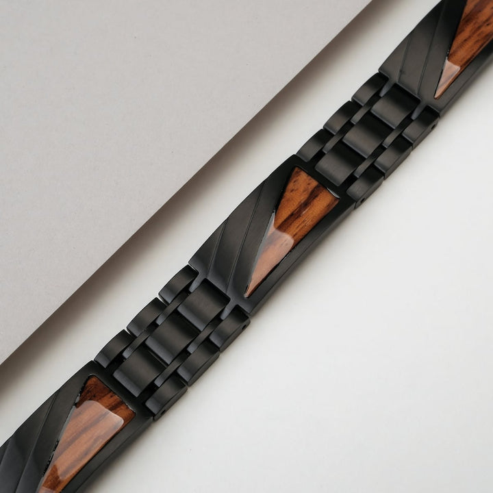 Pulsera "Looper" con cebrado y elementos negros en un diseño elegante y moderno.