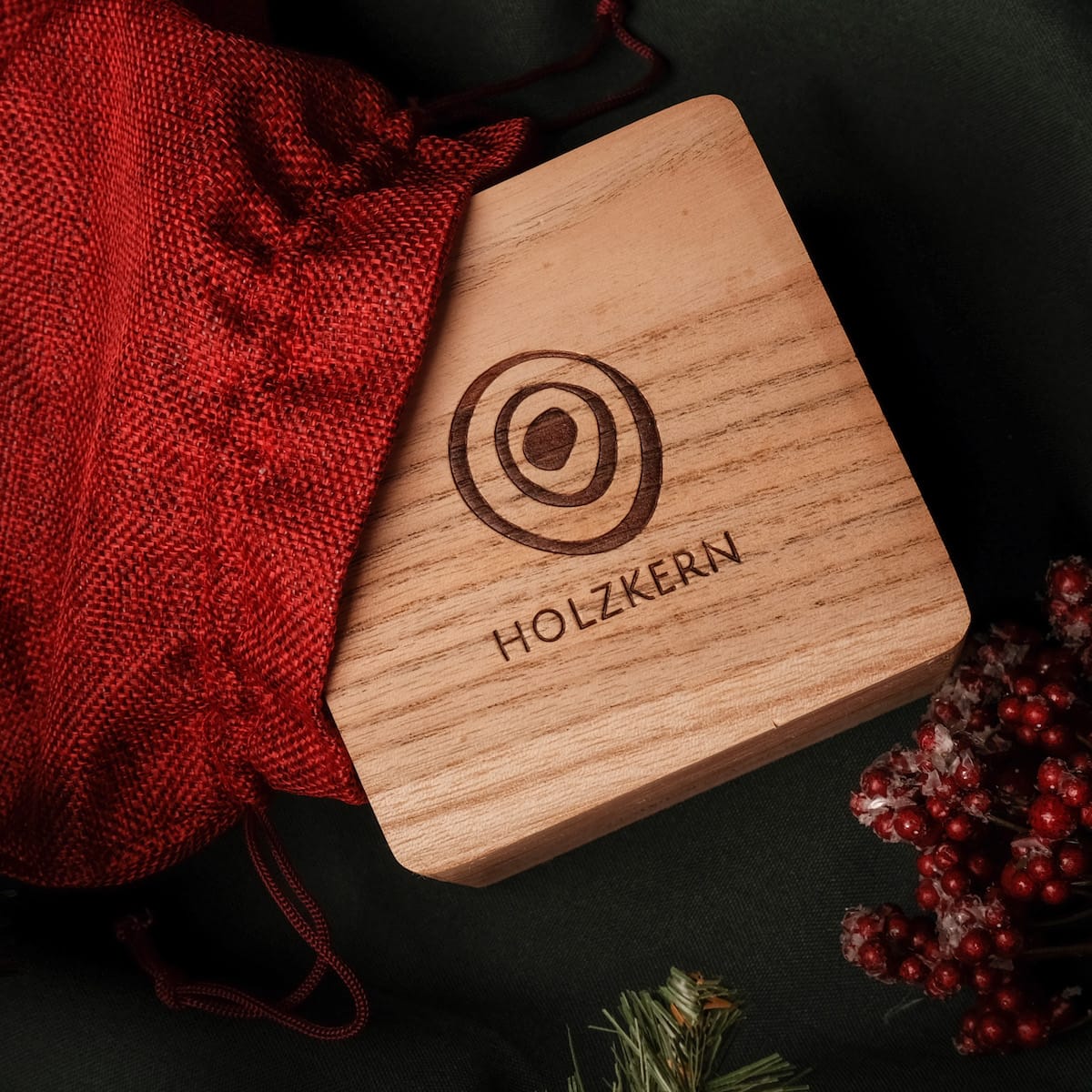 Horloge en Bandlet Cadeautas in het Rood: Stijlvolle houten doos en levendige rode geschenktas voor horloges en bandjes.