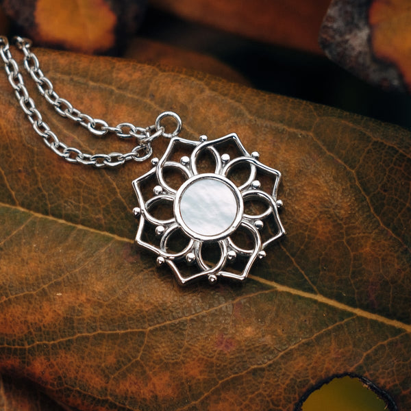 Composition Necklace (White Mother-of-pearl/Silver)