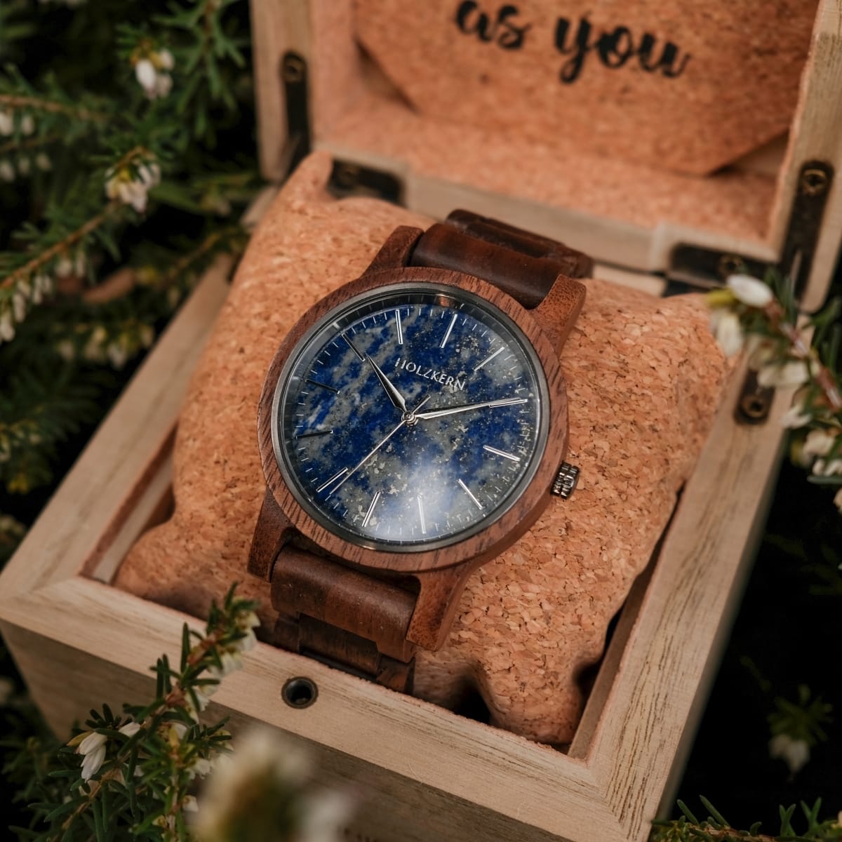 Reloj "Summer Evening" con un caso de nogal y llamativa marca lapis lazuli, mostrando un estilo rústico y elegante.
