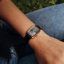 Montre "Auctoritas", avec un cadran nacre et des accents dorés, porté sur le poignet avec un style élégant et contemporain.