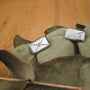 Pendientes "Aquarell Earrings" con un diseño de nácar blanco y plata, mostrado en vegetación.
