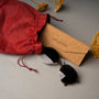 "Watch and Bandlet Gift Bag in Red": Rode geschenktas met horloge en bandlet, voorzien van een structured stijl en chique presentatie.