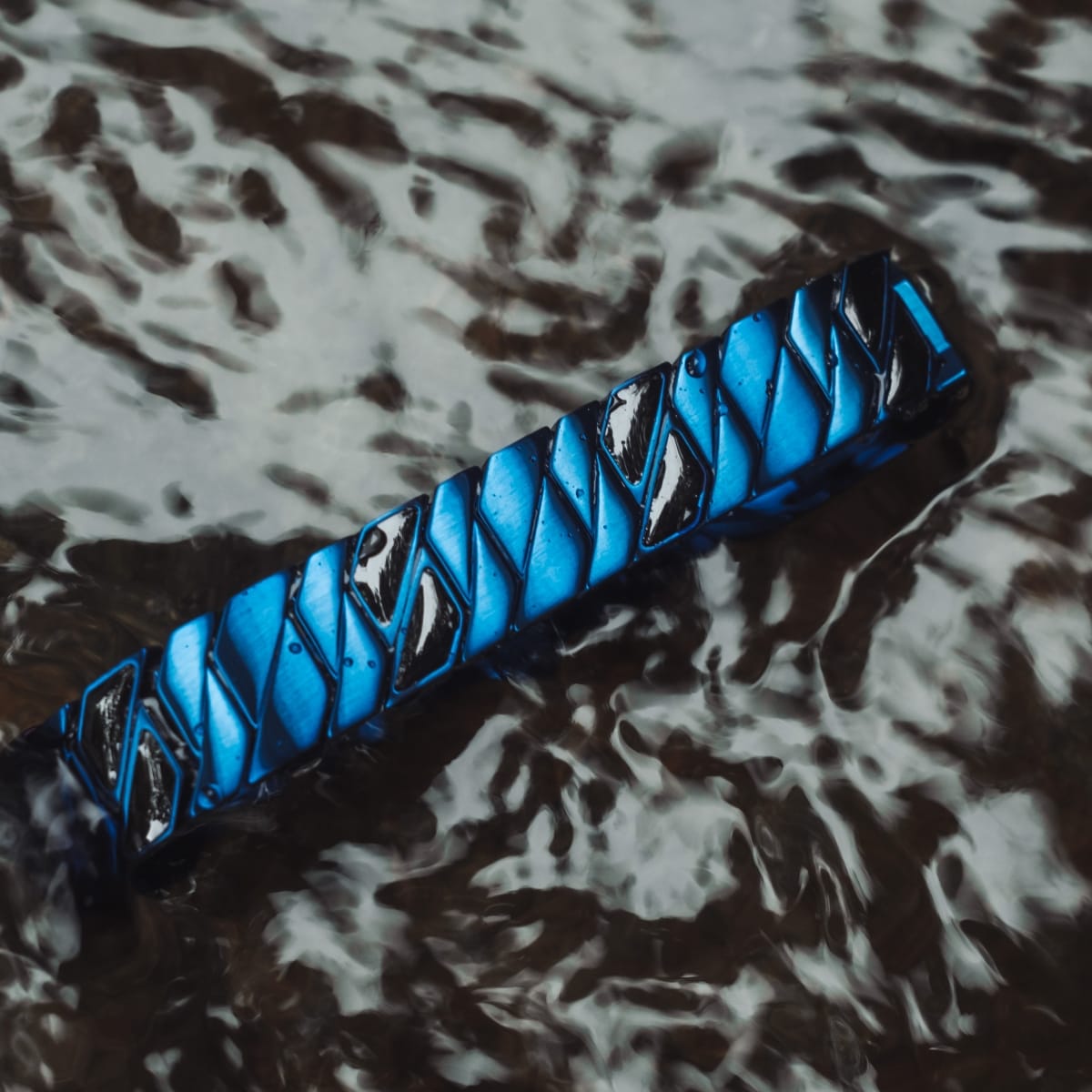 "Baritone" - Una elegante pieza azul y negro de baritone con un diseño retorcido.
