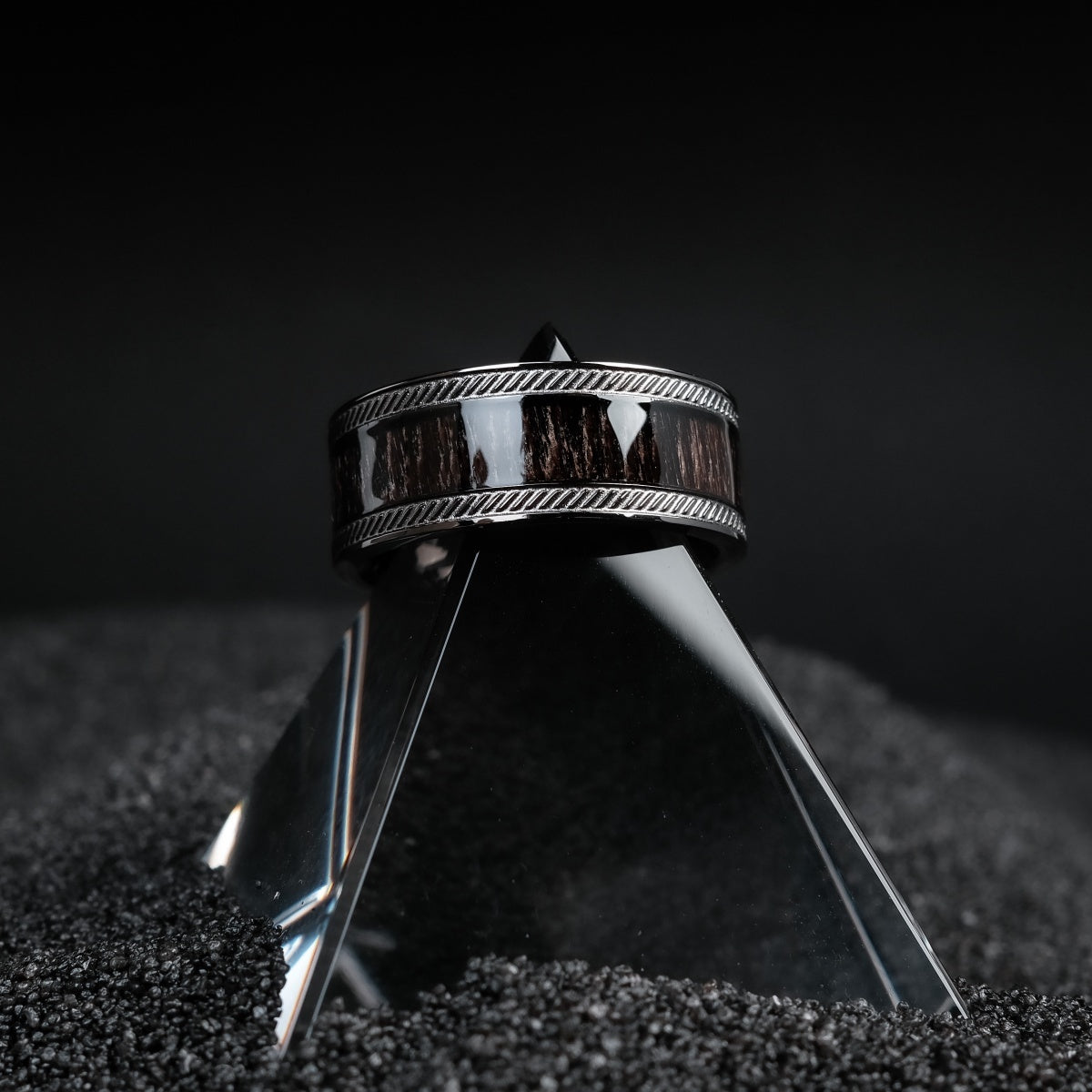 "Countless Ring", une bague élégante en érable et gris foncé, mise en valeur avec un design moderne et élégant.