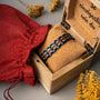 Horloge en Bandlet Cadeautas in het Rood, horloge en bandlet geschenktas in het rood, met een rustieke houten doos en elegant design.