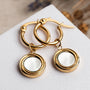"Zendala Pendientes" - Pendientes de nacre blanco y oro con un estilo pulido y elegante.