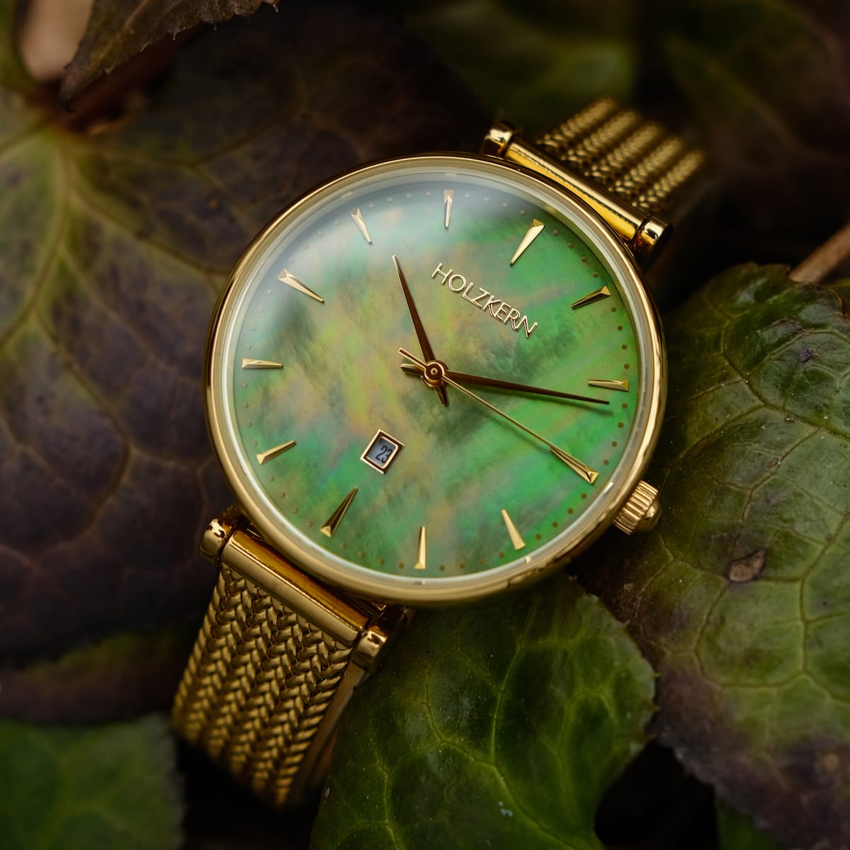 "Sunnyside", a stylish watch with a nacre dial and gold accents, adding elegance to any look.