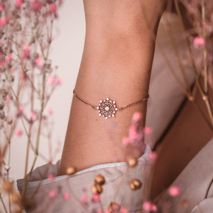 "Aphonia Bracelet" : Un bracelet délicat en olive et rose tons or, façonné avec un motif floral.