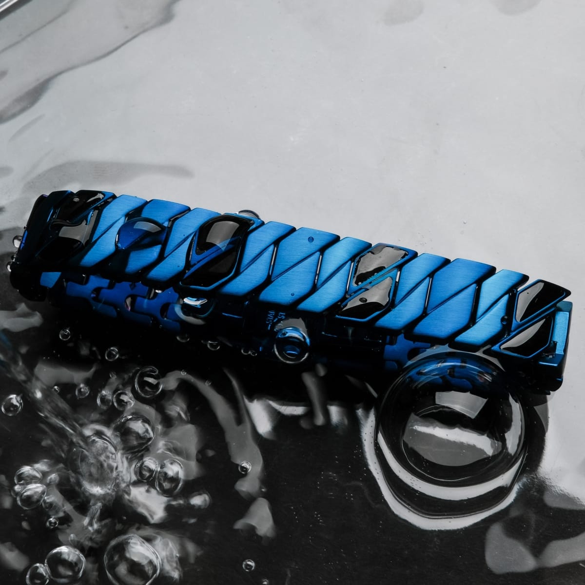Pulsera "Baritone" en madera de arce y azul, mostrando un diseño elegante y moderno.