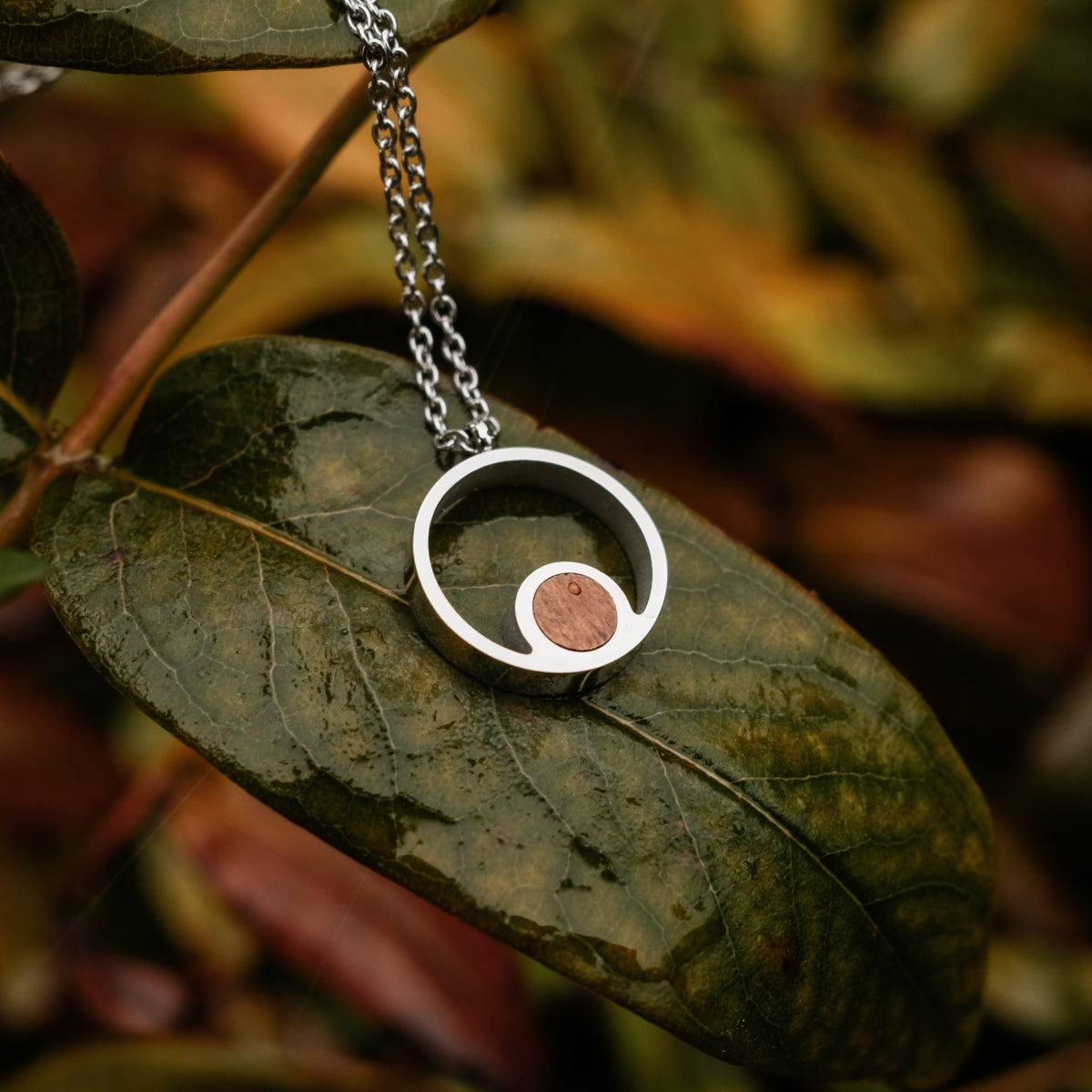 Collier "Pigment Collier" en Koa et argent avec un design minimaliste et élégant.