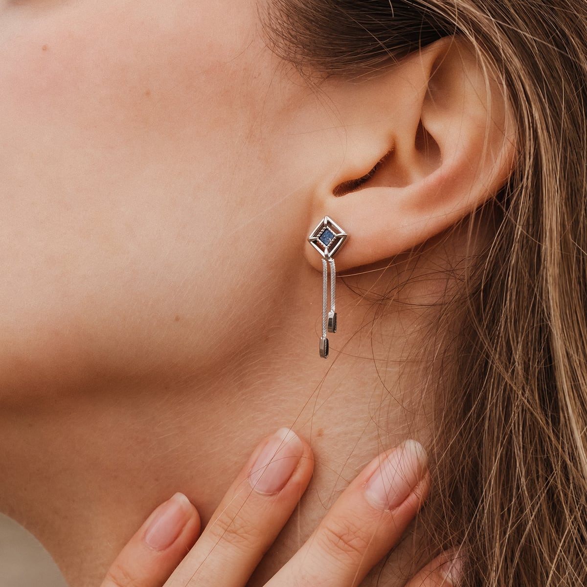 Boucles d'oreilles en éveil : Boucles d'oreilles élégantes avec lapis lazuli en argent, avec un design élégant et moderne.