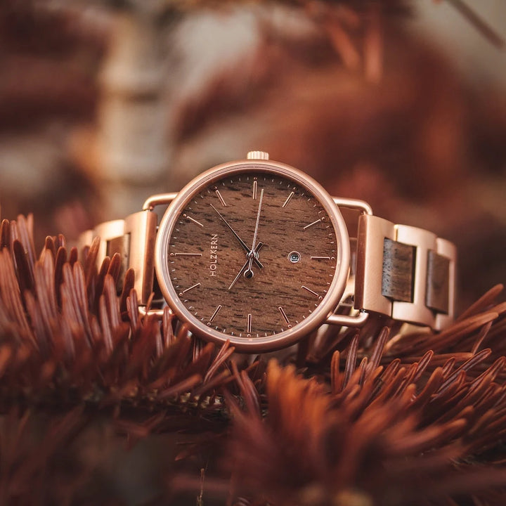 "Belvue" horloge met een walnoot gezicht en rose goud accenten, mengen natuurlijke en elegante stijlen.