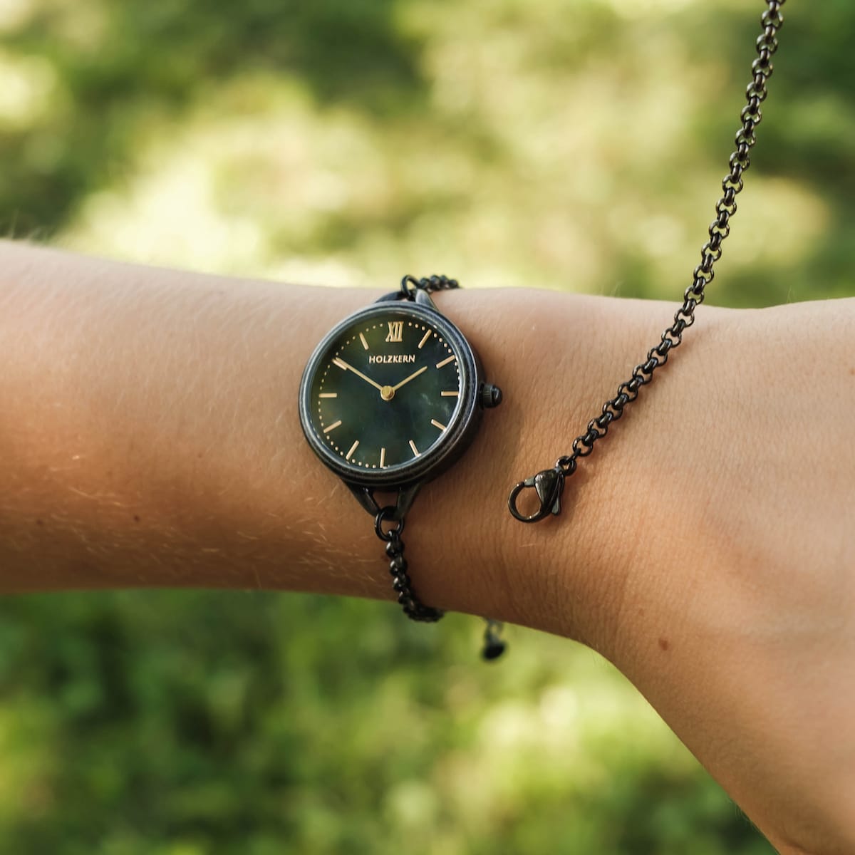 "Bracelet fastening tool", a sleek gray bracelet fastening tool, enhances ease and style.