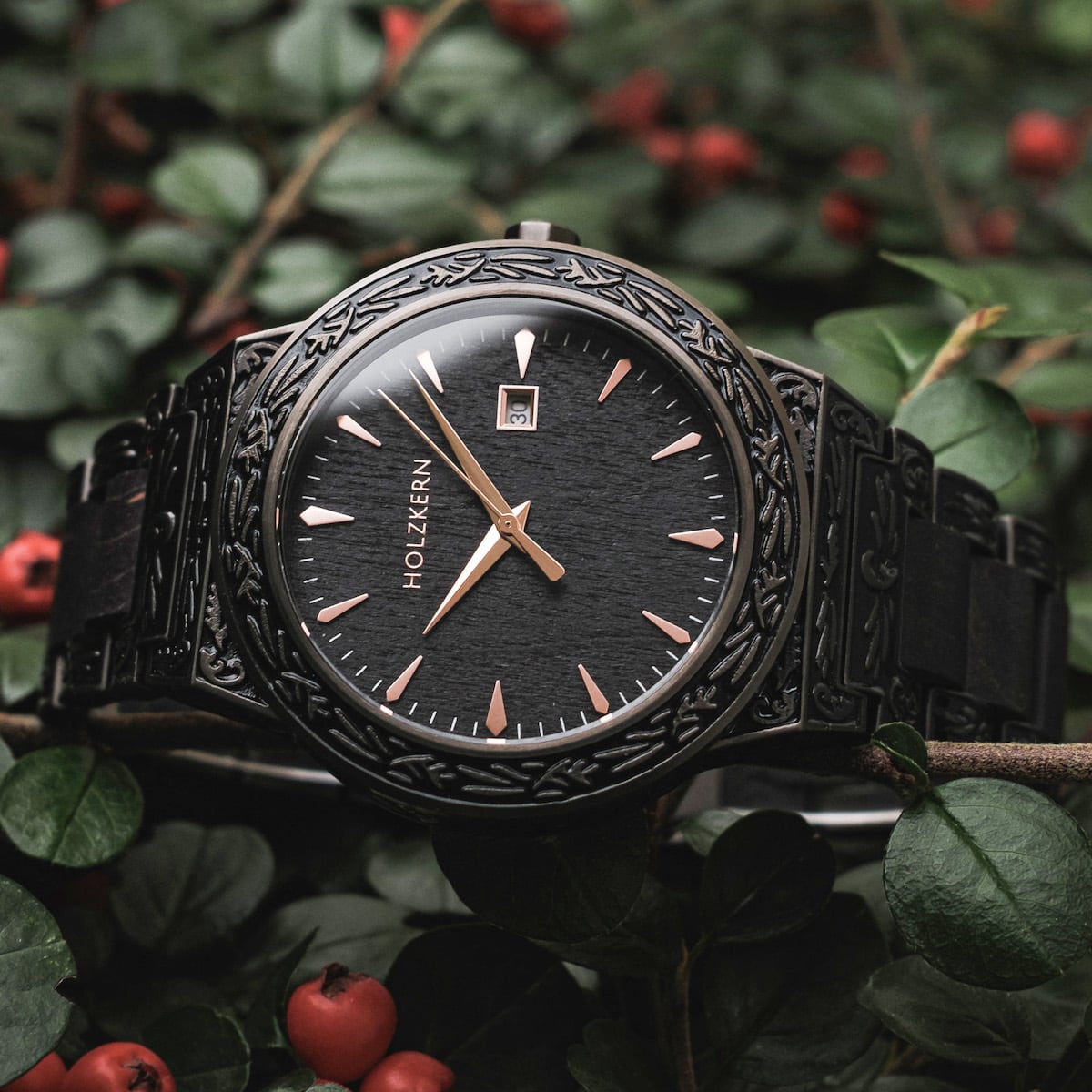 Reloj "Khalili" con bisel grabado negro y manos elegantes, enmarcadas en un contexto natural.