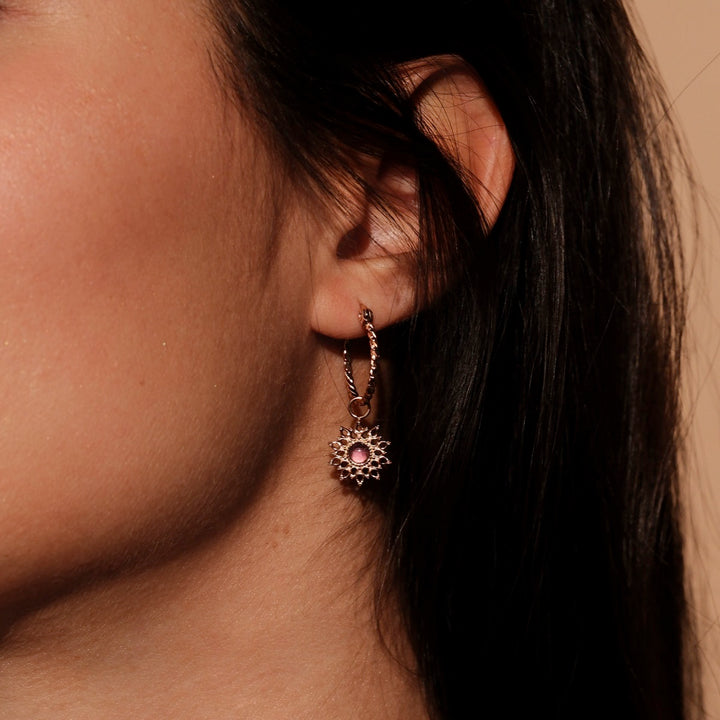 Boucles d'oreilles "Suncatcher Ear" : Boucles d'oreilles en or rose élégantes, au design délicat et inspiré du soleil.