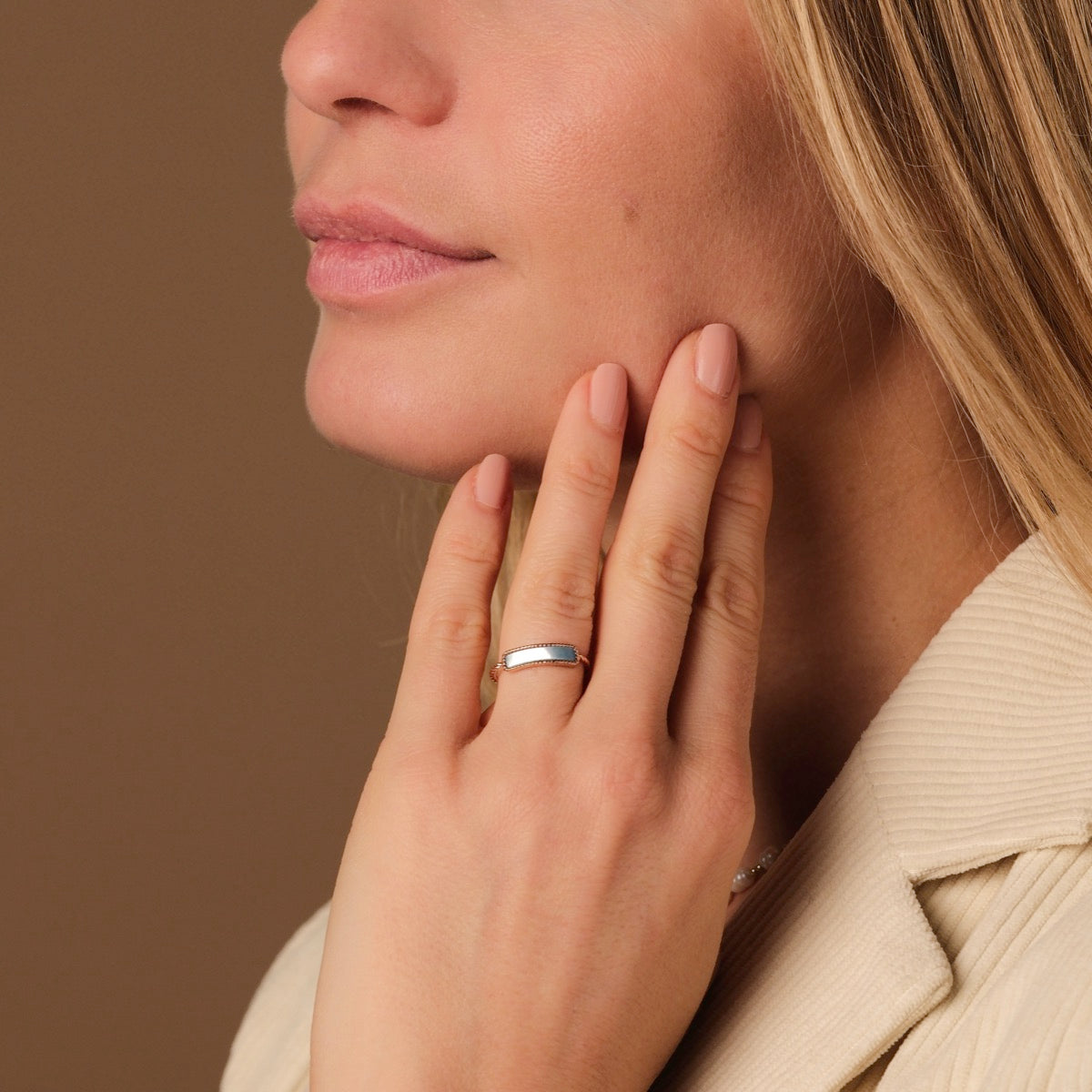 "Summersweet Ring": Elegant ring featuring nacre and rose gold design, adding a touch of sophistication.