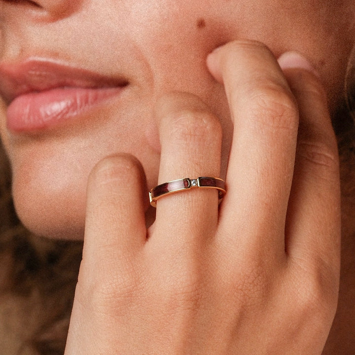 "Campania Ring", un anello realizzato in legno Sapele e oro rosa, che mostra uno stile elegante e moderno.
