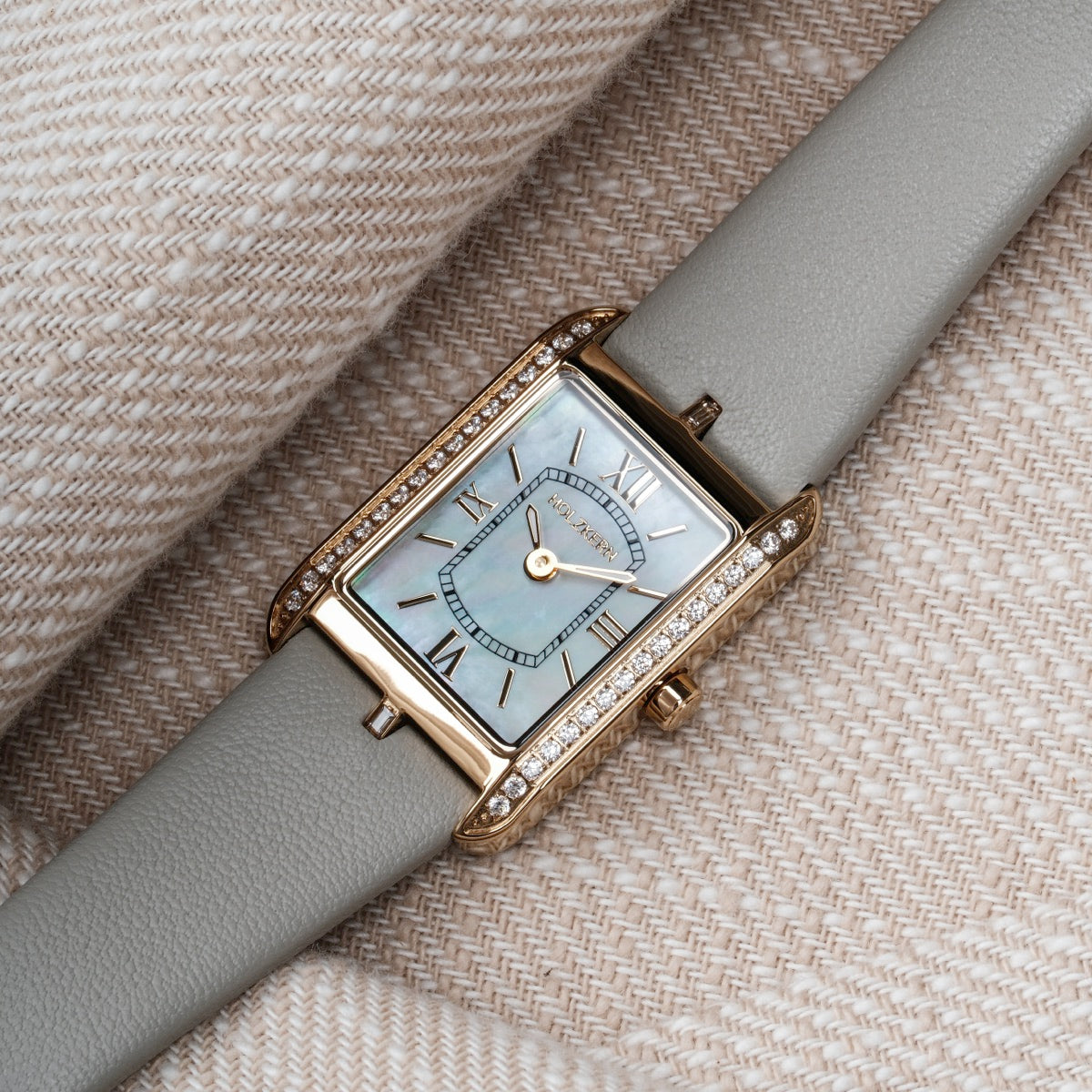 "Memoire", elegant watch with a nacre dial and gray strap, featuring a luxurious and sophisticated style.