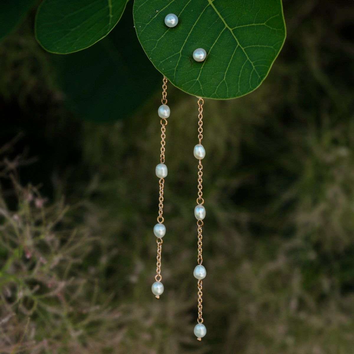 "Summersweet Earrings II": elegant pearl and rose gold earrings with a delicate chain design.