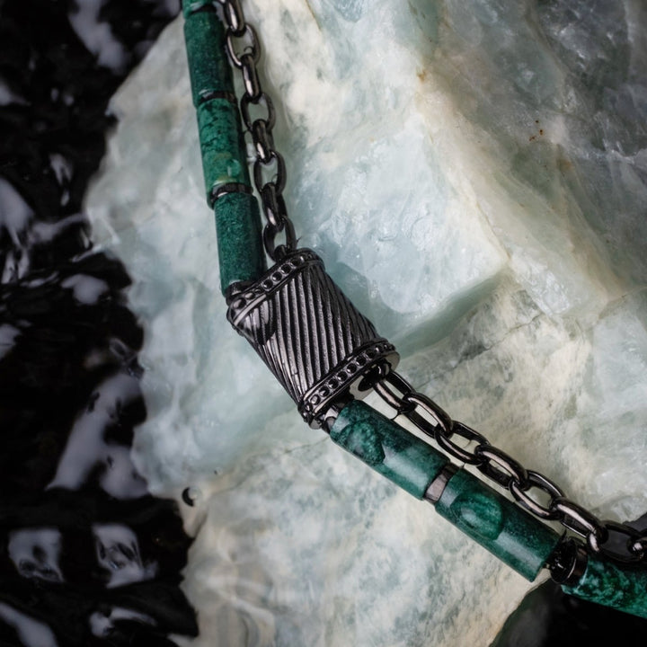 Collar "Supersonic" con aventurina y gris detallando con un diseño de cadena elegante.