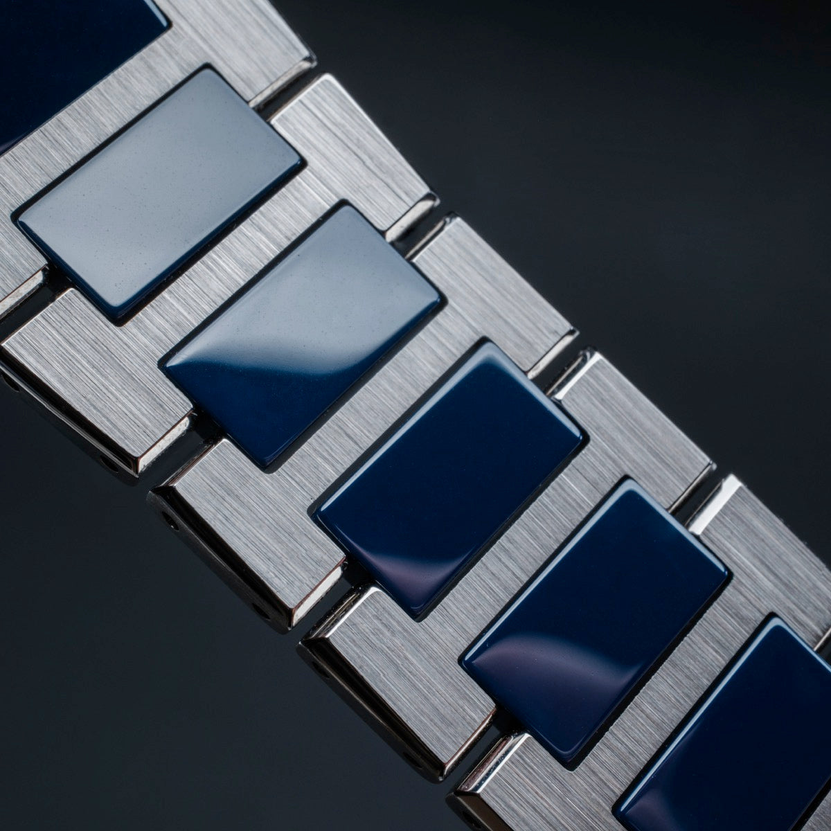 "Oceanswell", un bracelet élégant en céramique et argent avec un design moderne et géométrique.