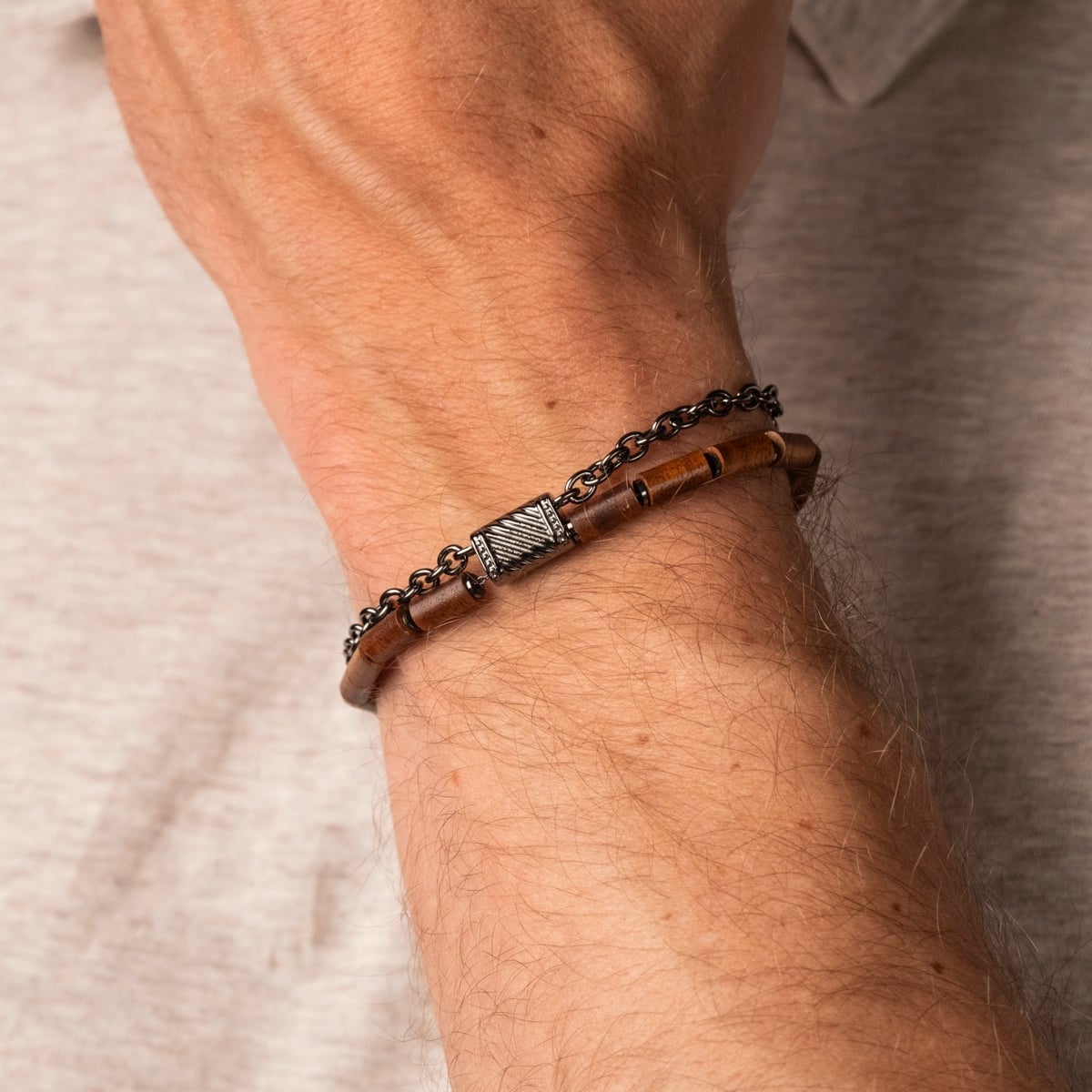 Bracelet "Supersonic" avec des accents en bois de Koa et gris, porté sur un poignet.