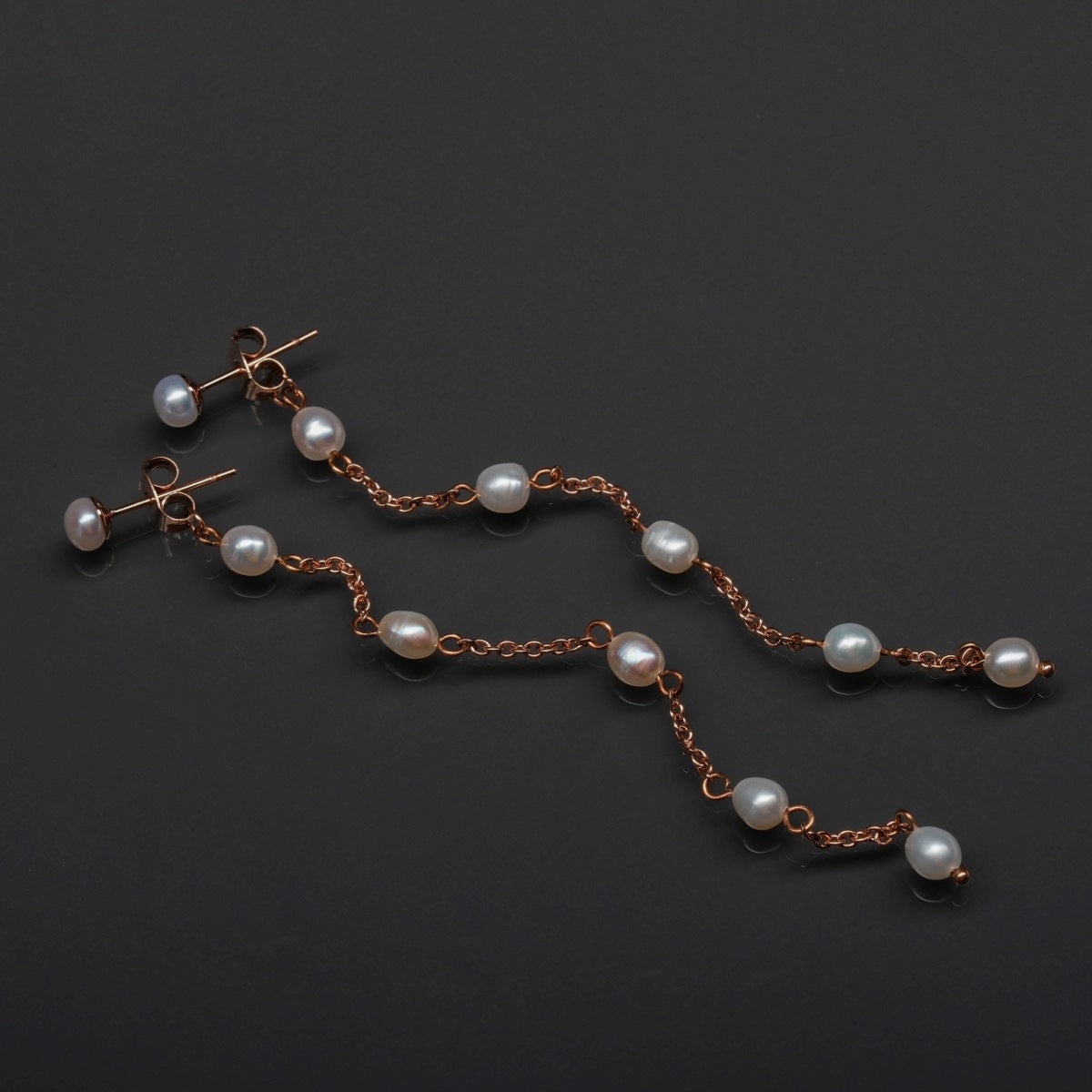 "Summersweet Earrings II" earrings in pearl and rose gold, featuring an elegant and delicate chain design.