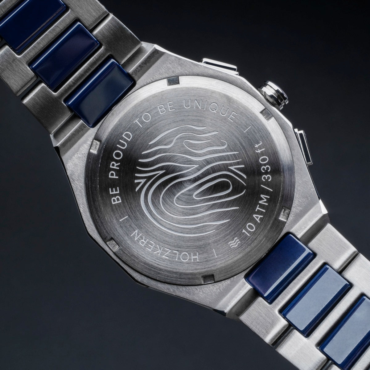 Montre "Oceanswell" avec un design en céramique et argent avec un dos gravé montrant un style unique.