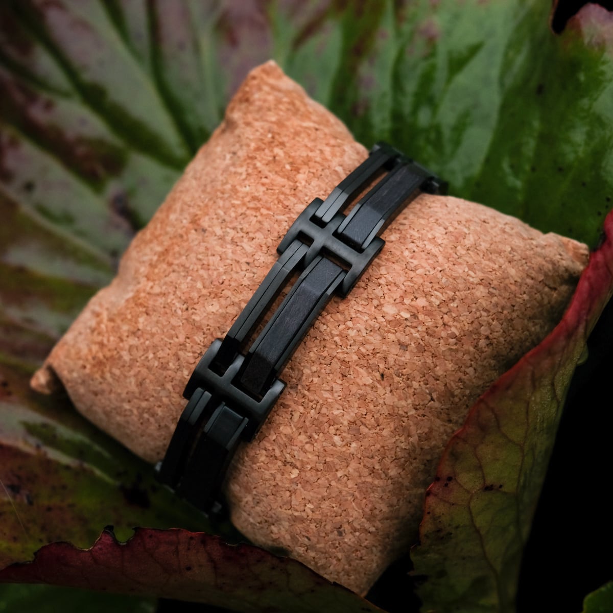 "Staccato", un bracelet élégant avec des matériaux érables et noirs, présentant un design élégant et moderne.
