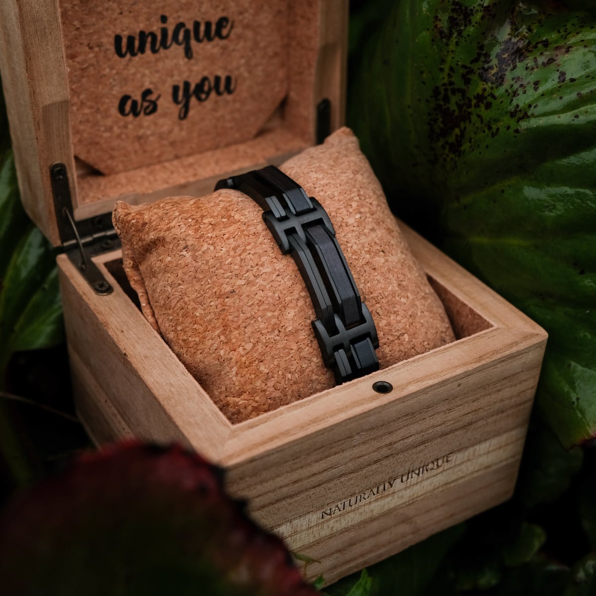 Bracelet "Staccato" en érable et noir, exposé dans une boîte en bois rustique avec des accents de nature.