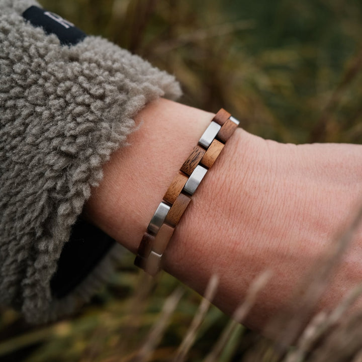 Pulsera "Rondo" en madera de Koa y plata, mostrando un diseño elegante y natural.
