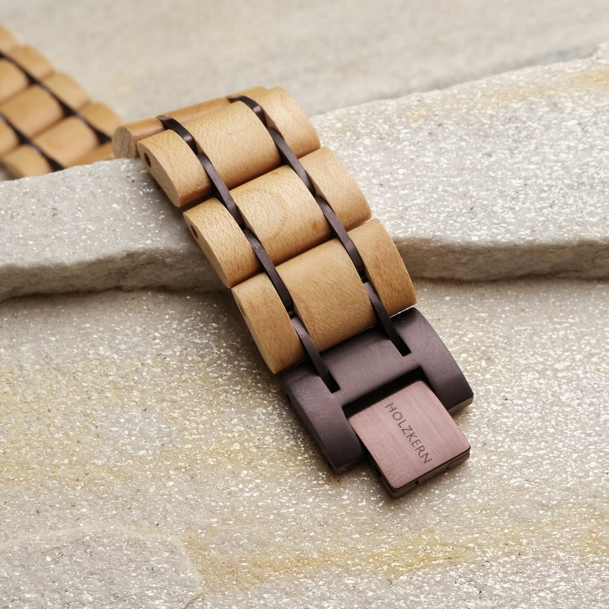 "Grandezza" pulsera de madera, con arce y tonos púrpura oscuro, en un estilo natural y texturado.