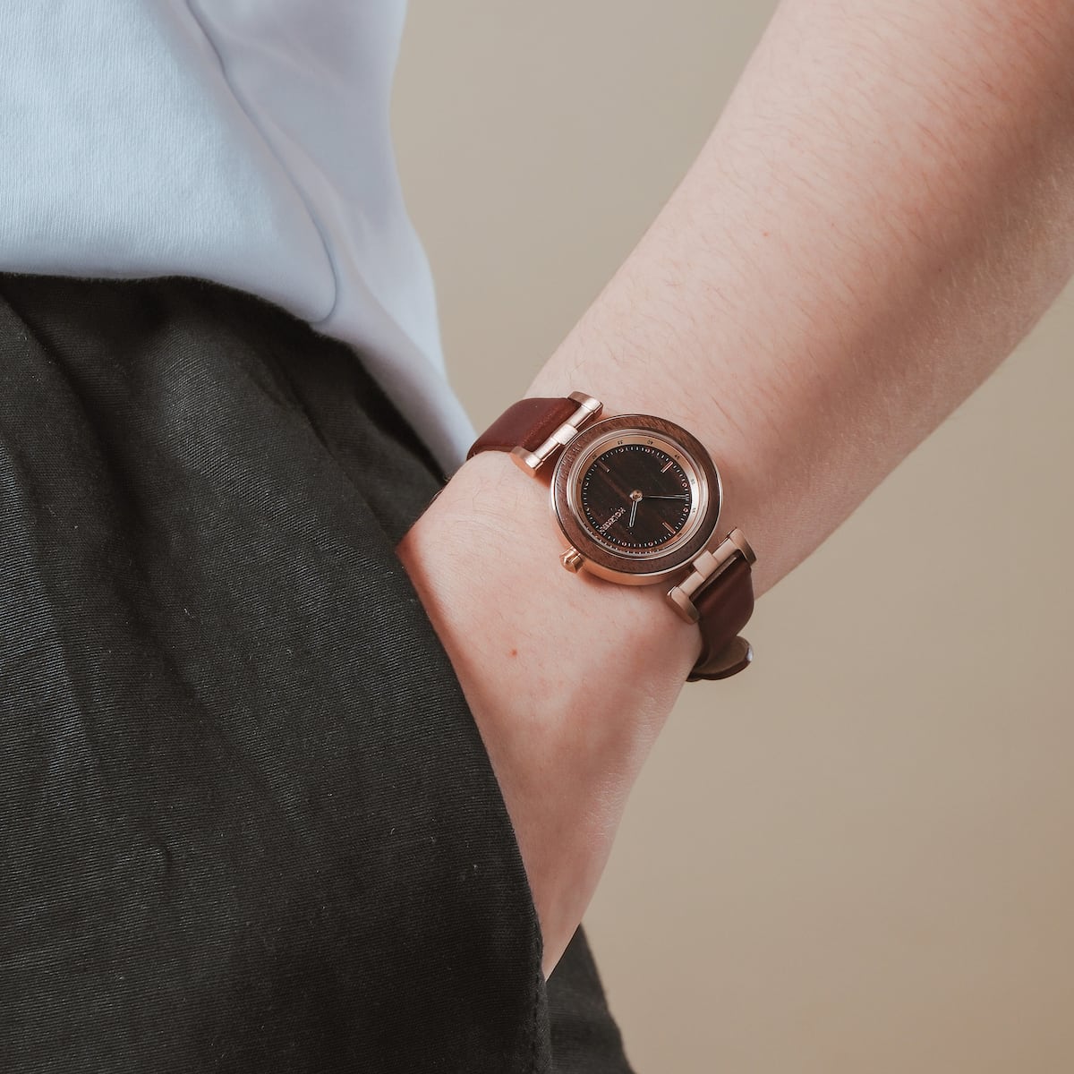 "Harriet", une montre-bracelet élégante en noyer et érable, au design épuré et minimaliste.