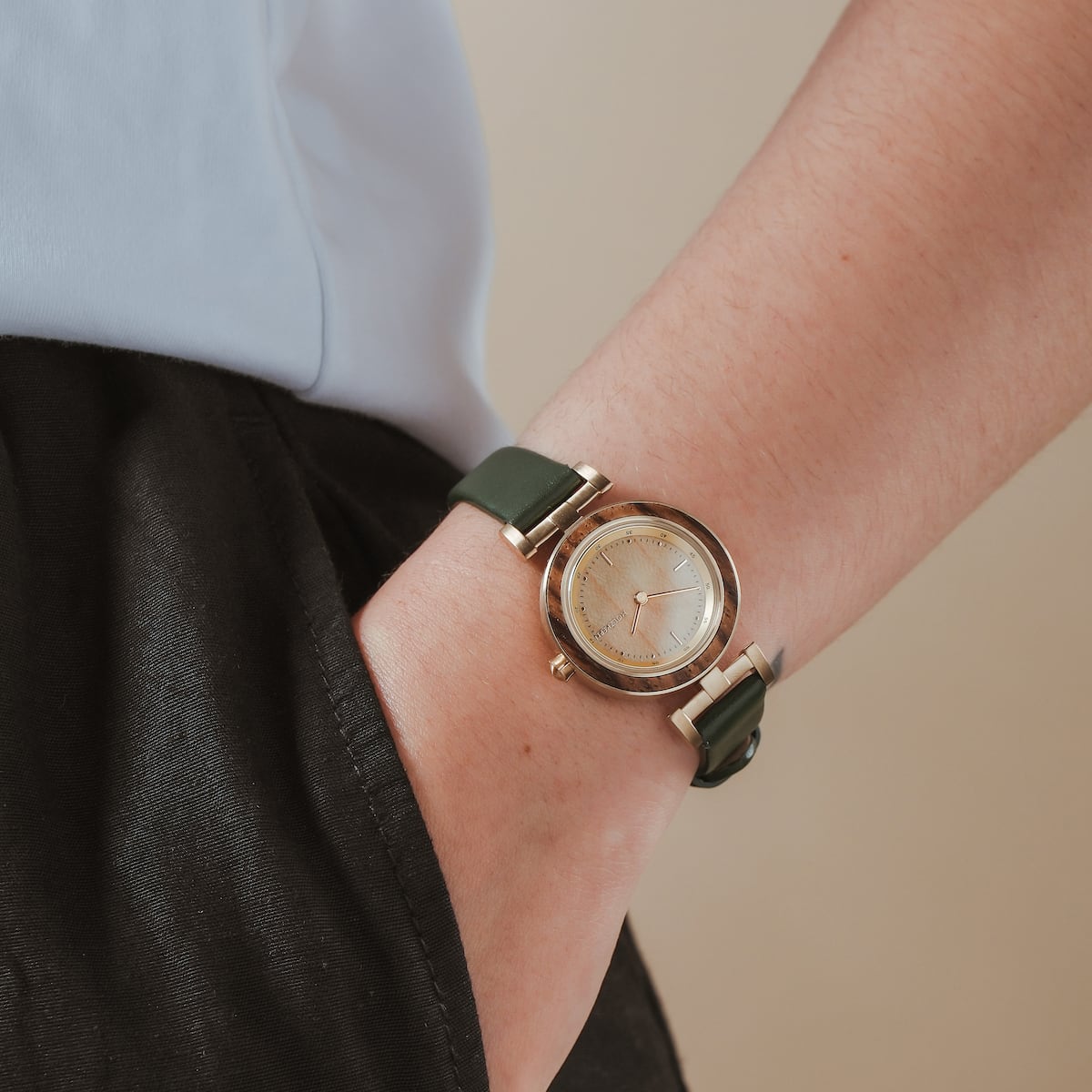 "Laura" horloge met een natuurlijk houten gezicht en elegante, minimalistische stijl.