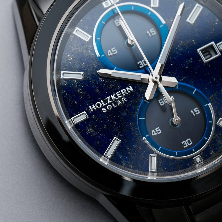 La montre "Uplift" est dotée d'un style bleu et argenté avec des cadrans chronographes et des détails élégants.