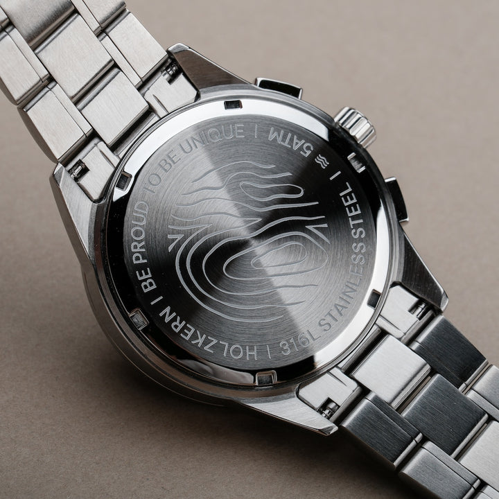 Montre "Guidance", avec un design en acier inoxydable élégant avec des détails gravés.