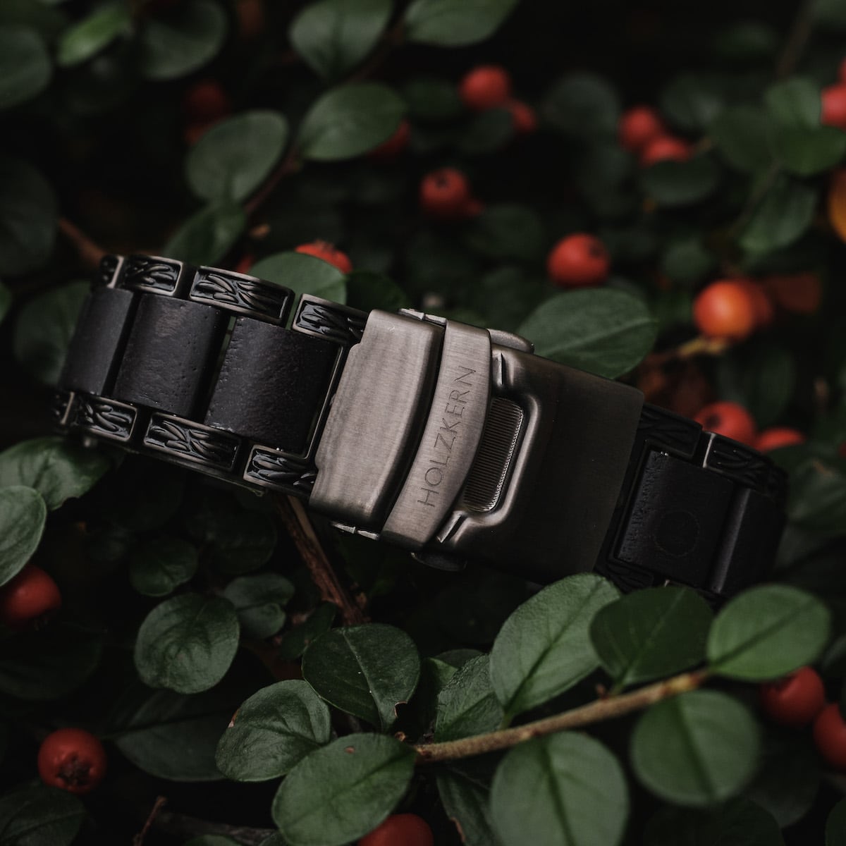 Reloj "Khalili" con acentos de arce, con un diseño elegante y moderno.