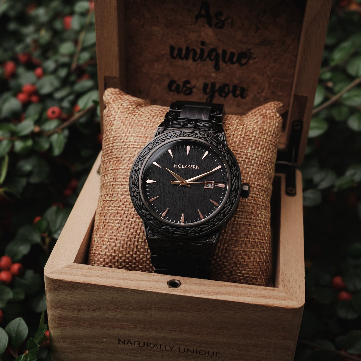 Reloj "Khalili" con un diseño de arce con tallas intrincadas, presentado en una caja de madera rústica.