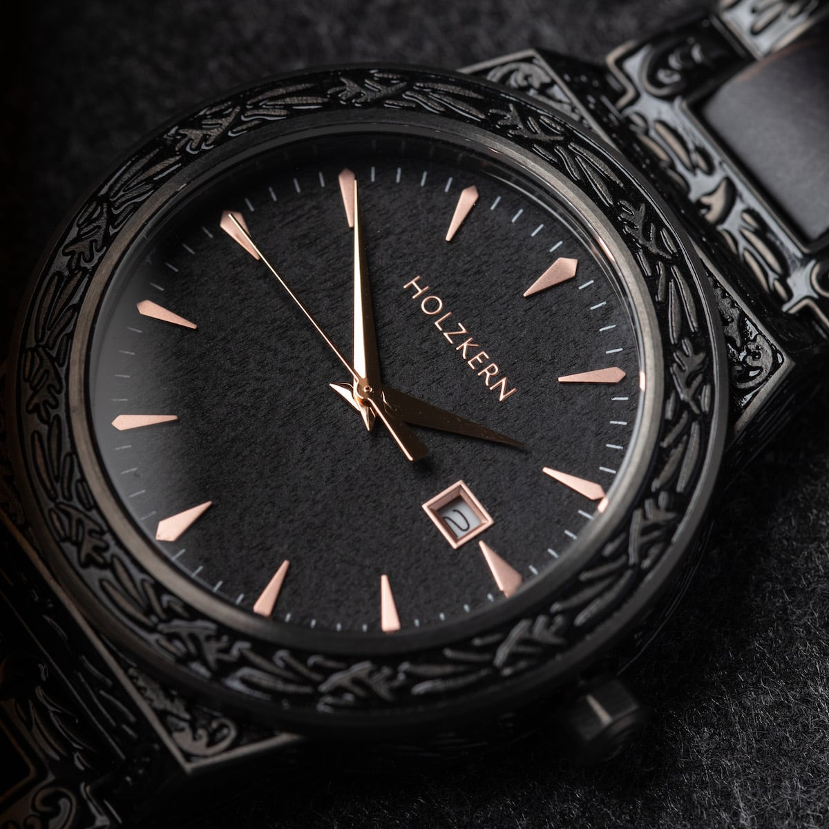 Reloj "Khalili" con detalles negros intrincados y acentos de oro rosa.