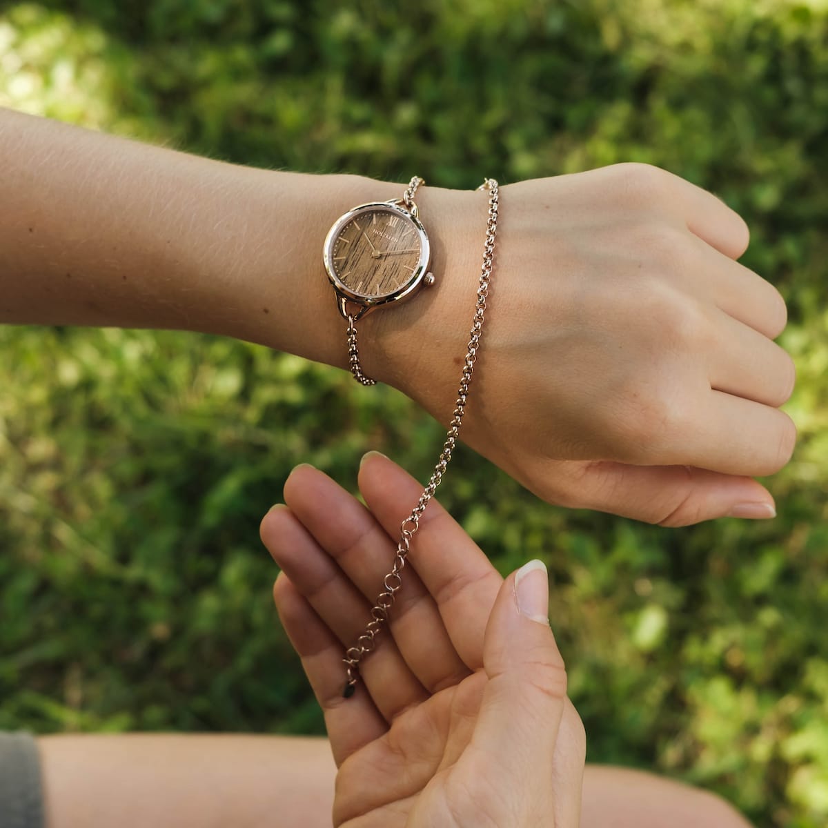 Bracelet fastening tool in rose gold, a stylish bracelet fastening tool with a sleek and elegant design.