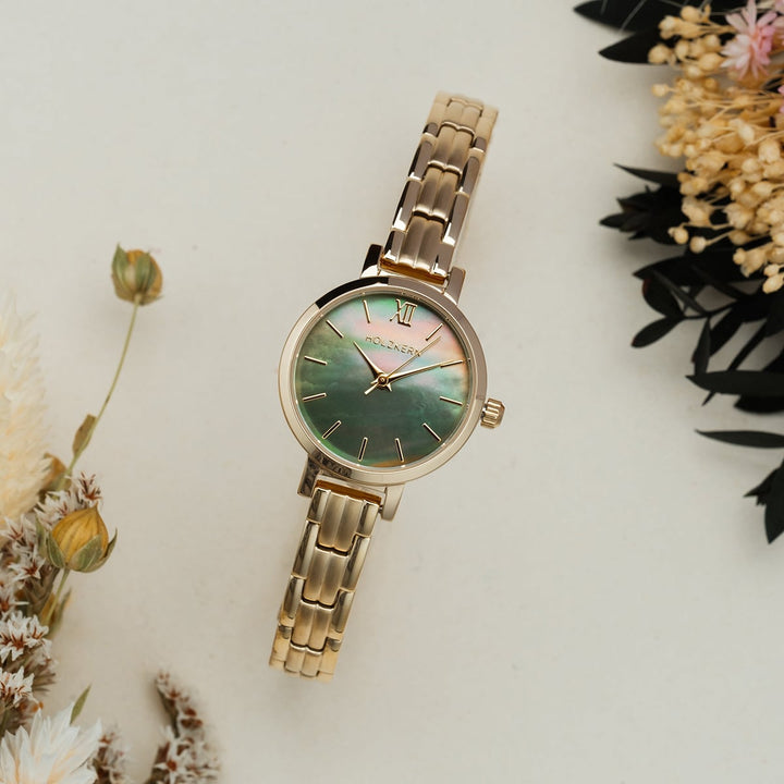 Montre "Themis" avec un cadran nacre et bracelet en or dans un design élégant et intemporel.