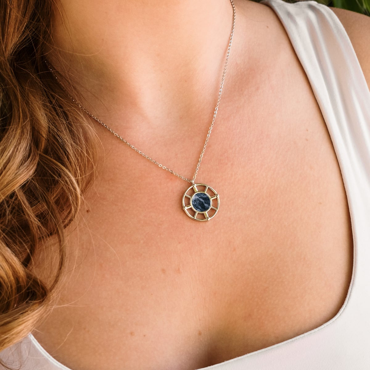 "Amulet Necklace": Elegant pendant necklace featuring marble and silver for a stylish touch.