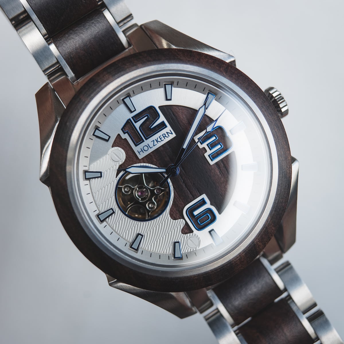 Montre en bois et métal "Will" avec un design moderne analogique avec des accents bleus.