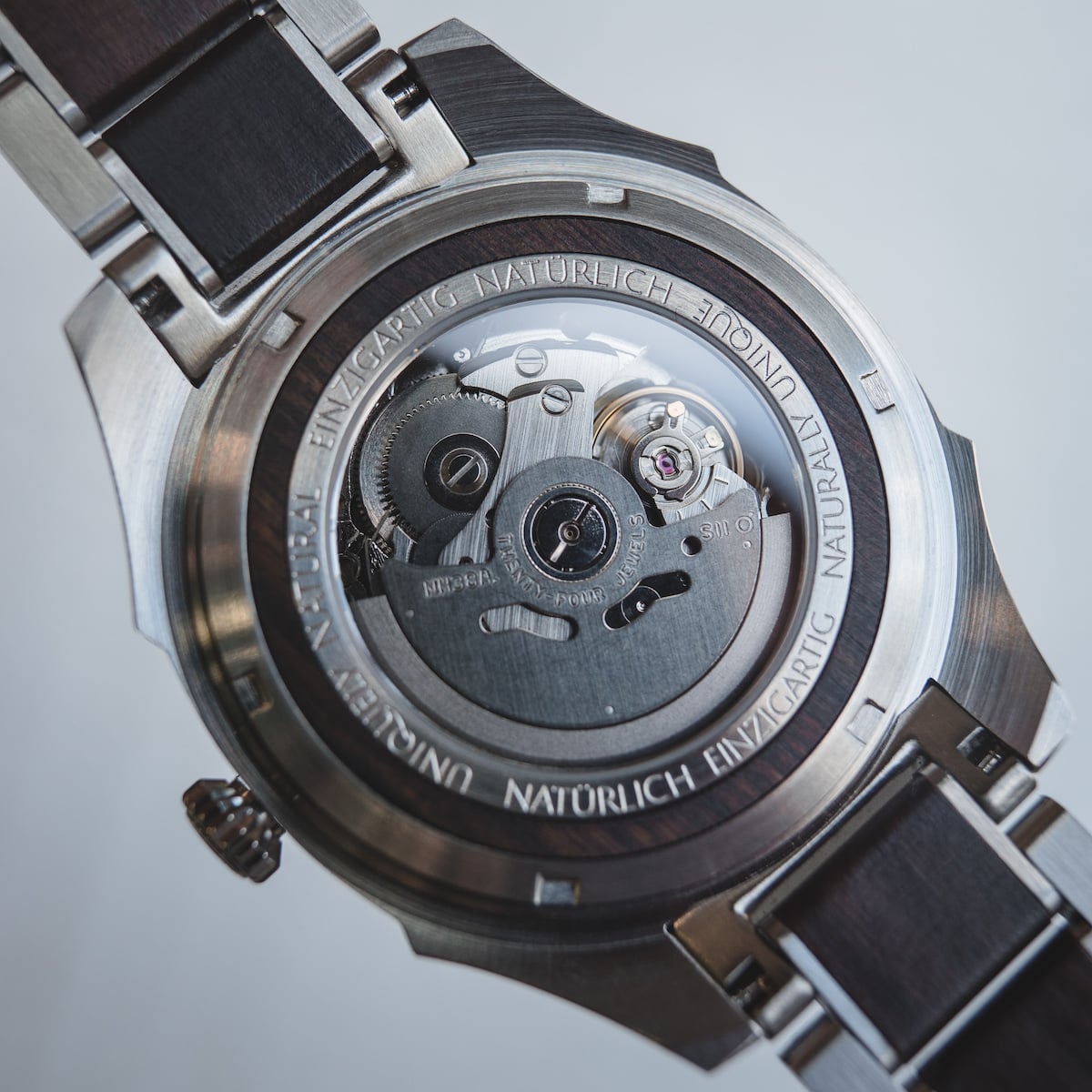 Montre "Will" affichant un design métallique élégant avec une mécanique interne complexe visible à travers le dos.
