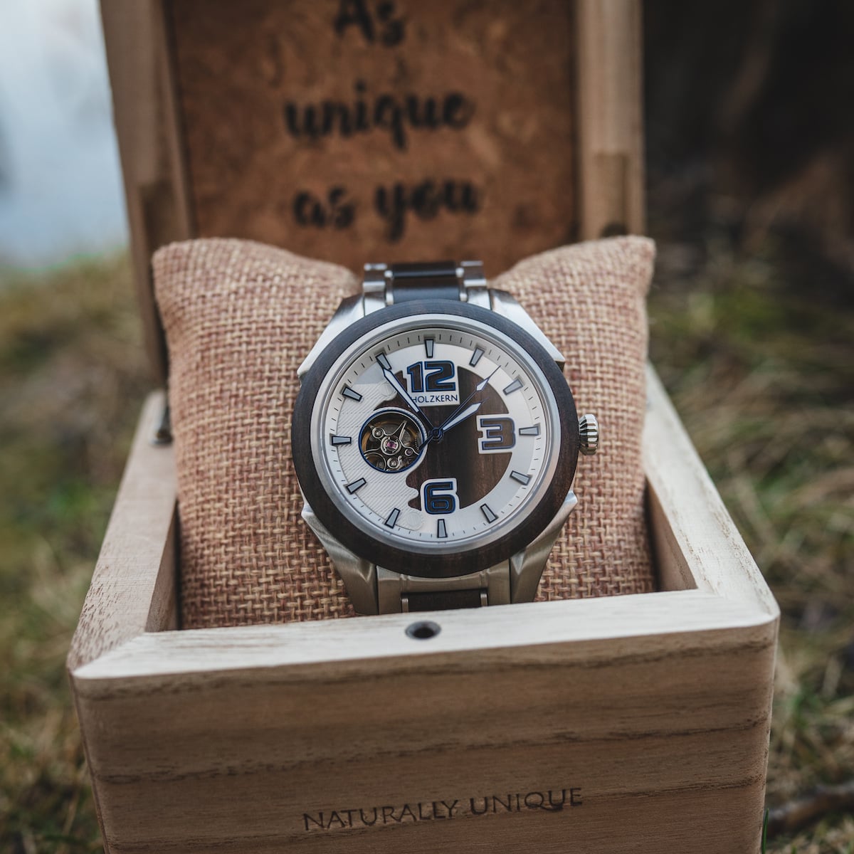 Montre "Will" dans une boîte en bois, avec un design moderne avec des accents métalliques et esthétique naturelle.